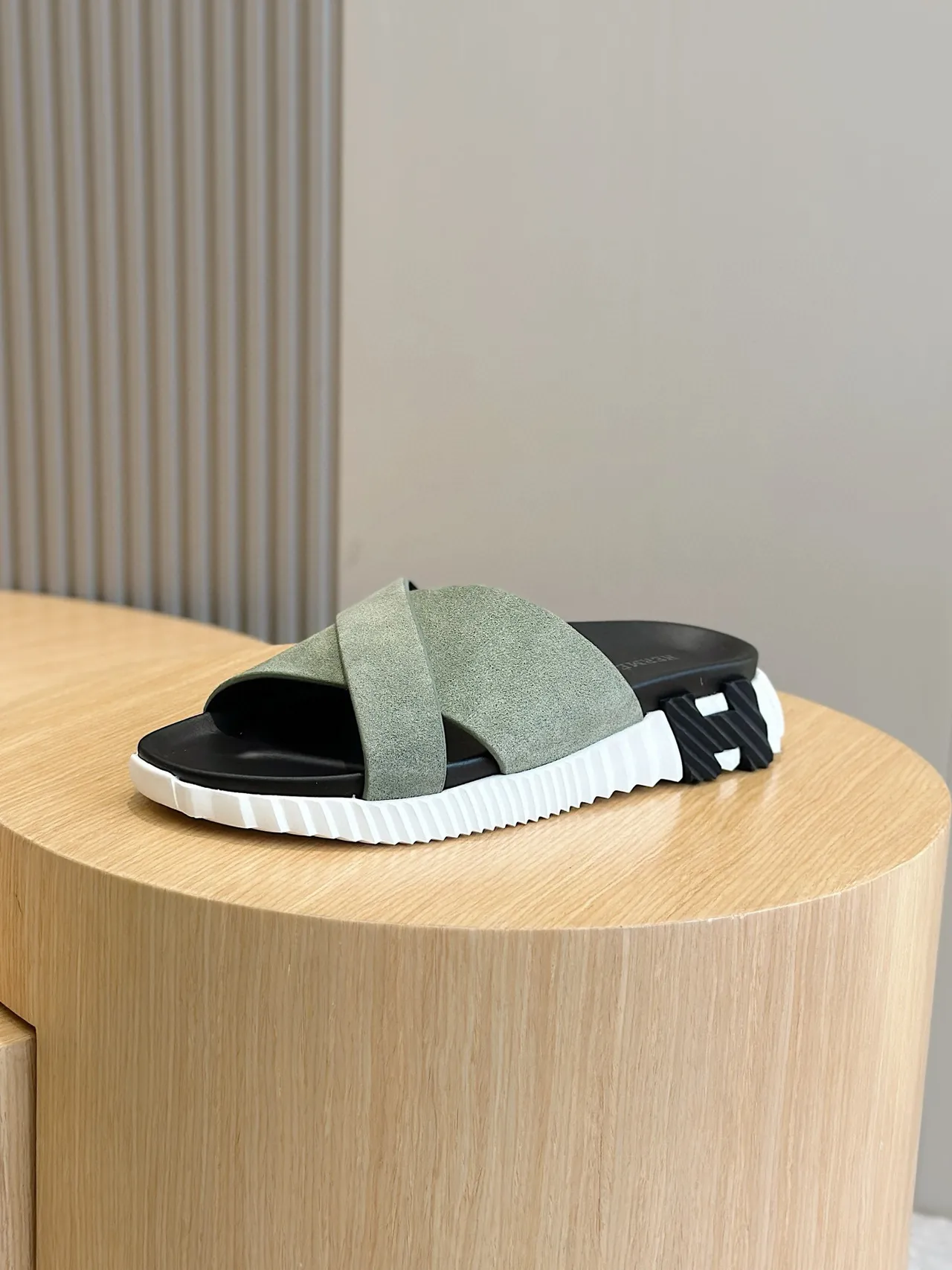 Hermès Oran Chaussons vert noir à brides croisées en daim 2
