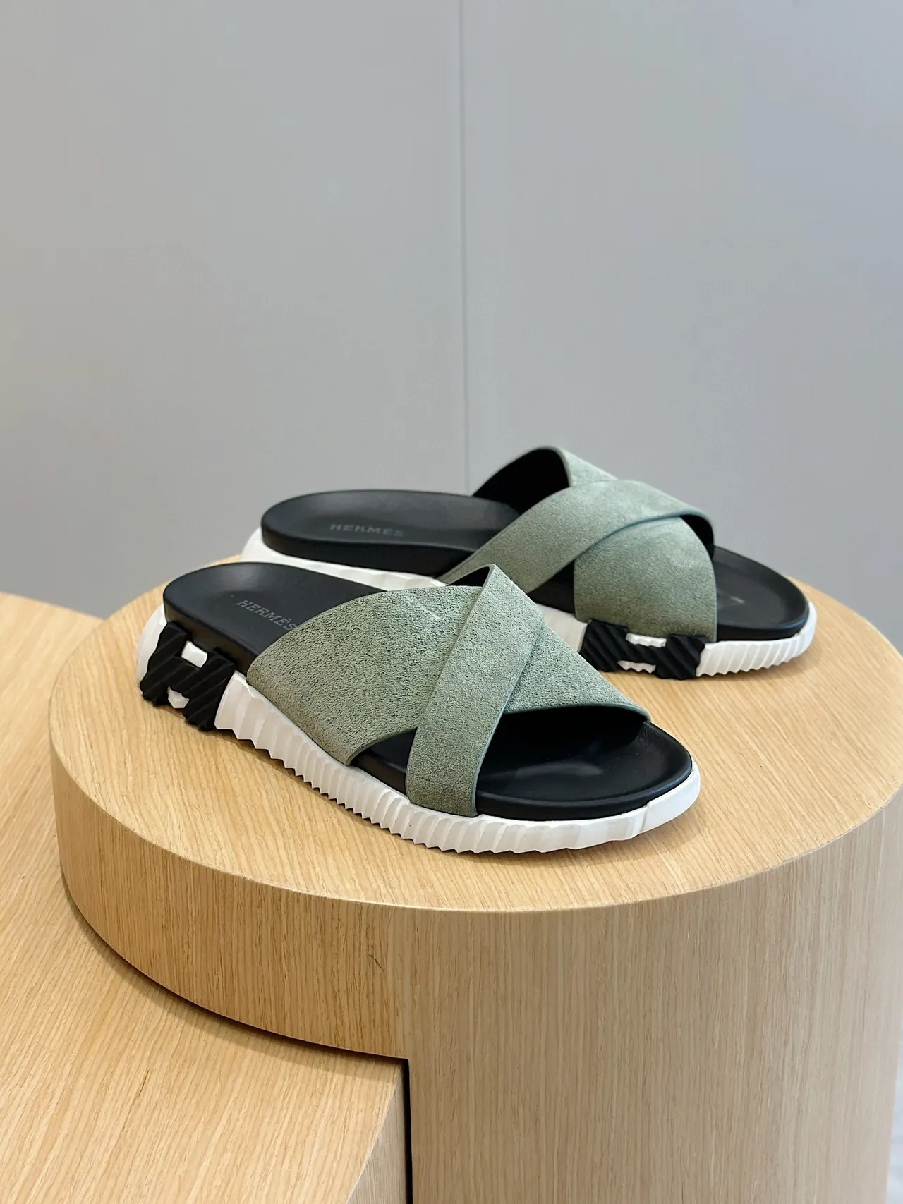Hermès Oran Chaussons vert noir à brides croisées en daim 3