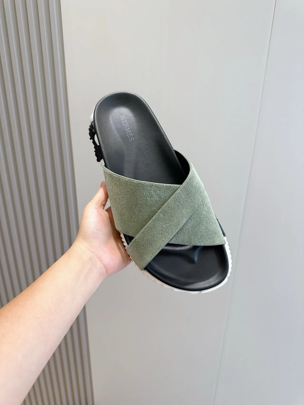 Hermès Oran Chaussons vert noir à brides croisées en daim 4