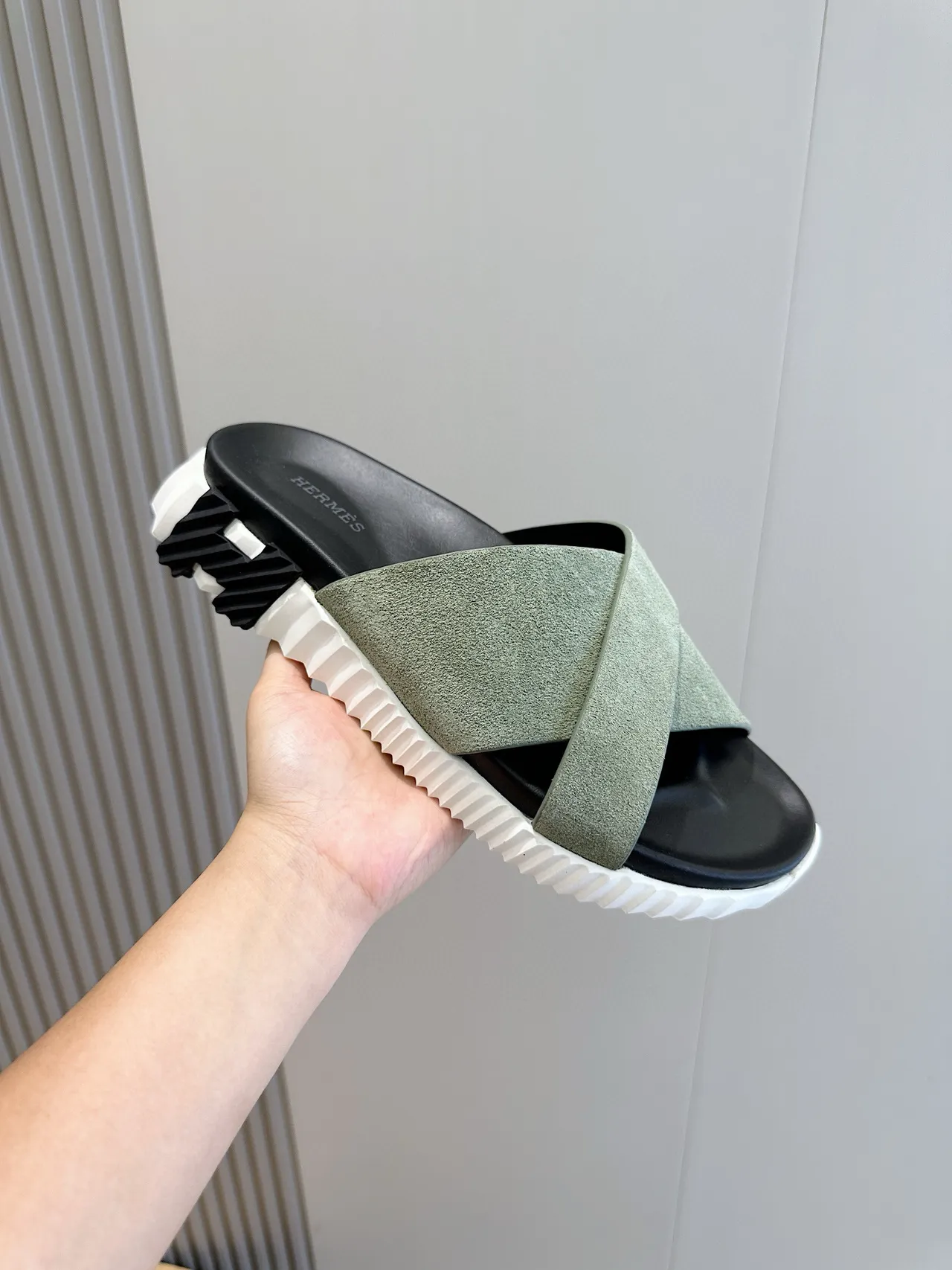 Hermès Oran Chaussons vert noir à brides croisées en daim 5