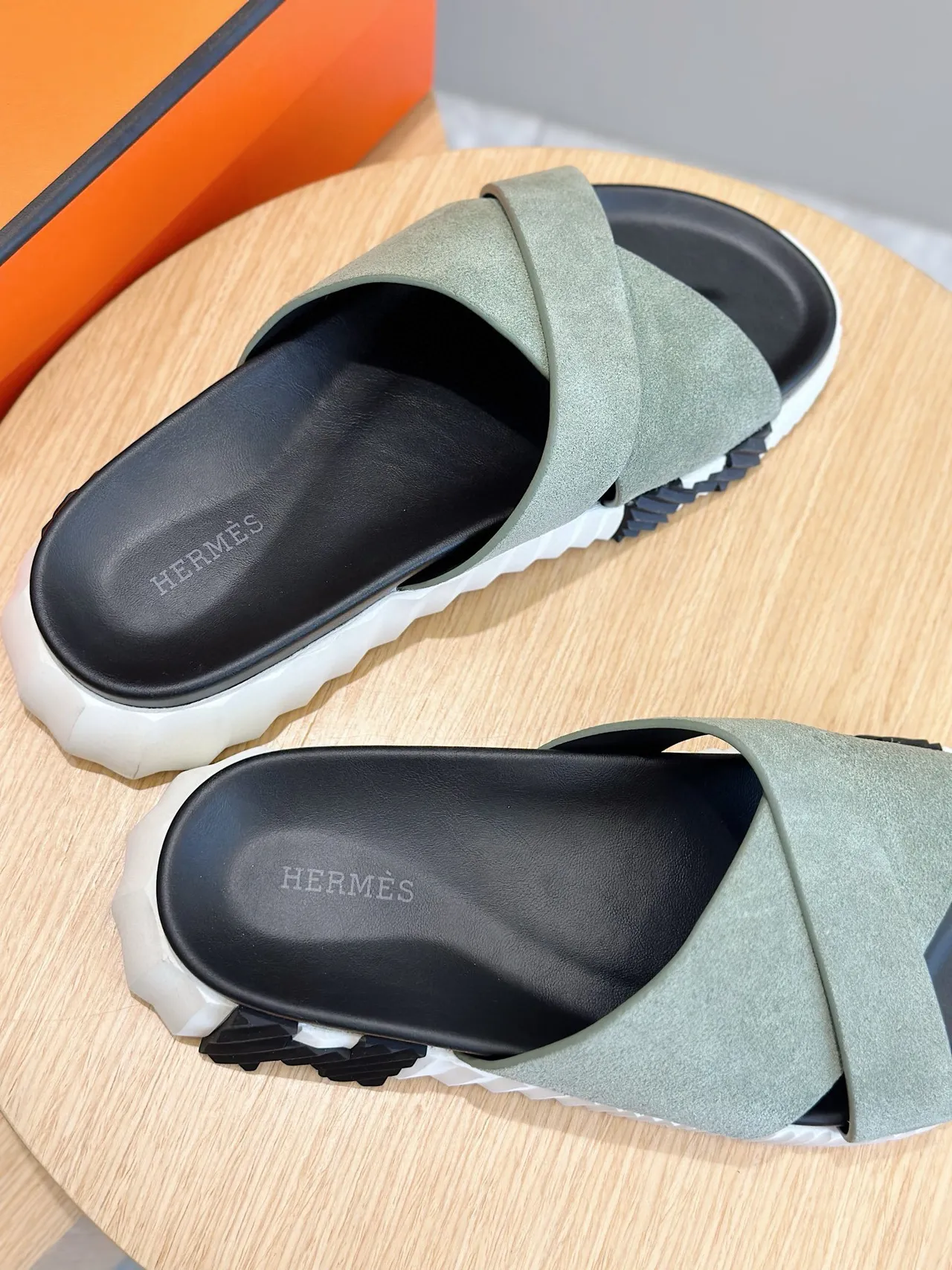 Hermès Oran Chaussons vert noir à brides croisées en daim 6