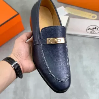 Hermès Oran Navy Gold Pebbled Leather Costuras Blancas Contrastantes Loafer
