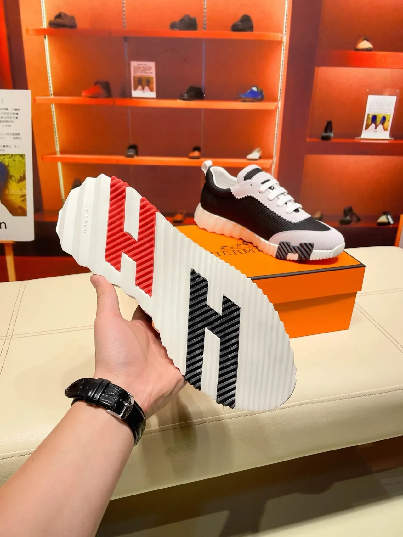 Hermès Oran Sneaker Noir, Gris, Blanc, Rouge Sneakers lifestyle 2
