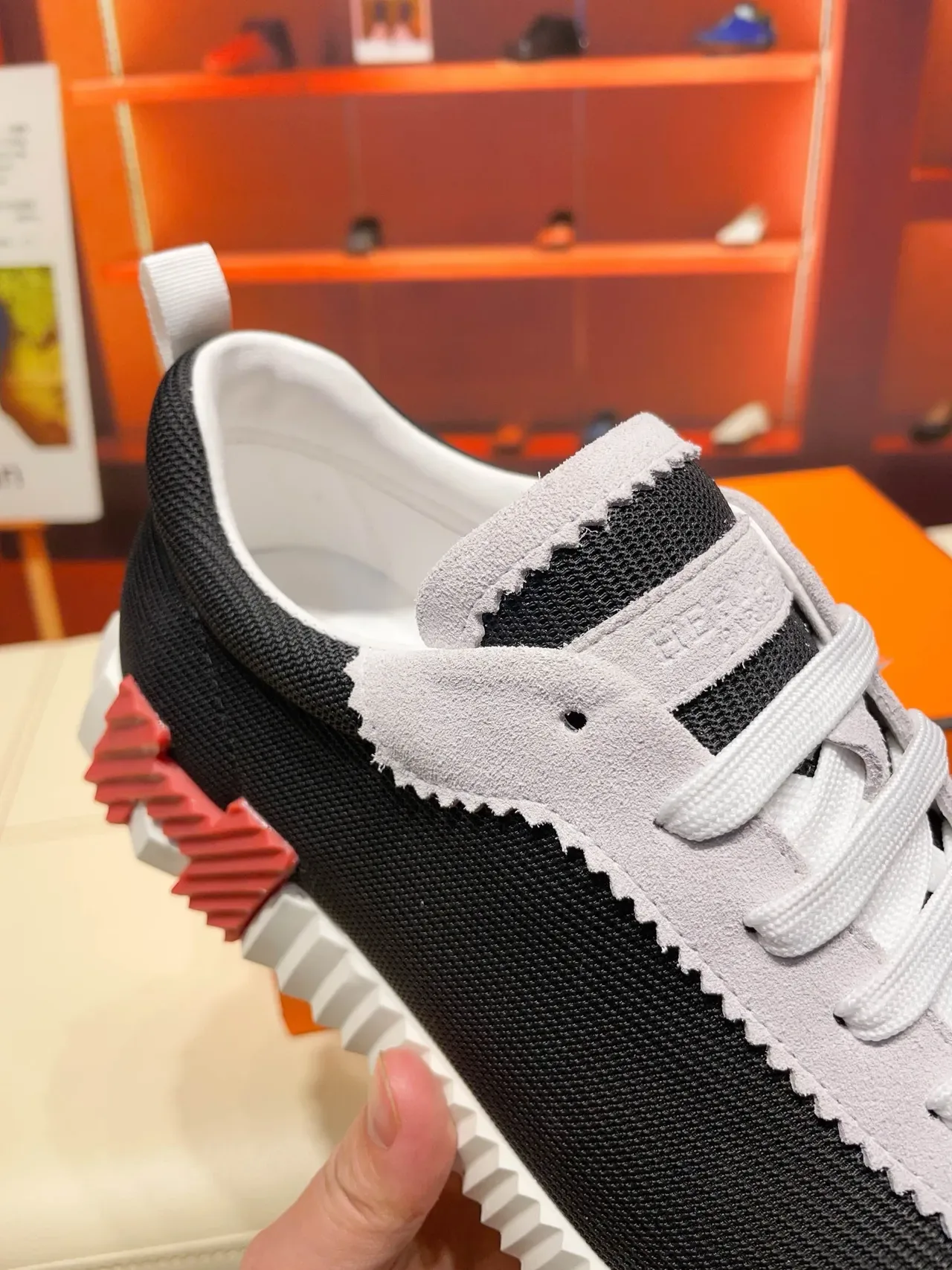 Hermès Oran Sneaker Noir, Gris, Blanc, Rouge Sneakers lifestyle 3