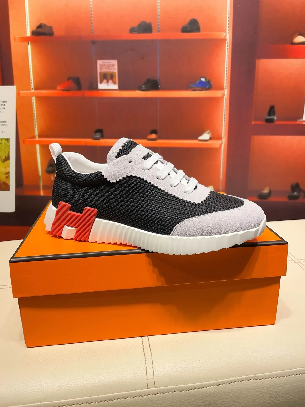 Hermès Oran Sneaker Noir, Gris, Blanc, Rouge Sneakers lifestyle 4