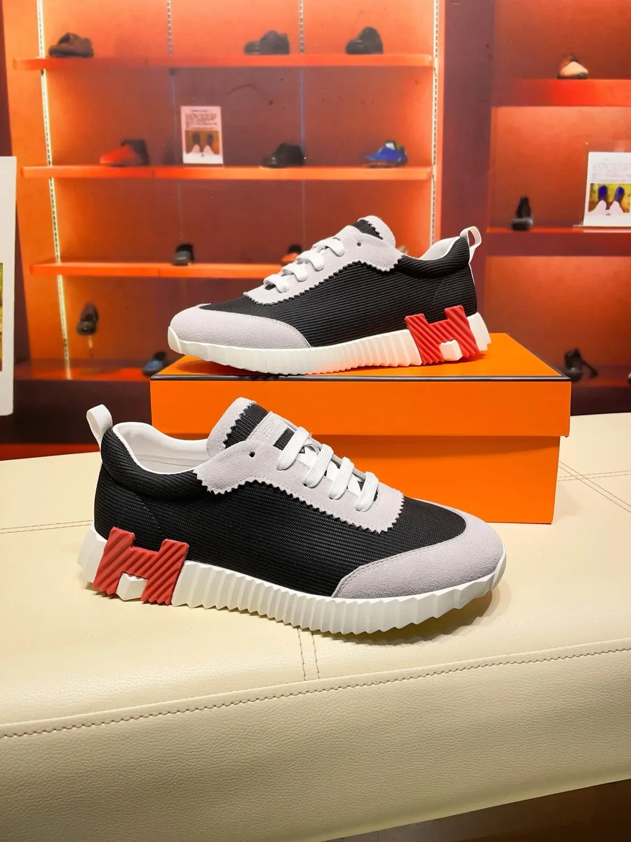 Hermès Oran Sneaker Noir, Gris, Blanc, Rouge Sneakers lifestyle 5