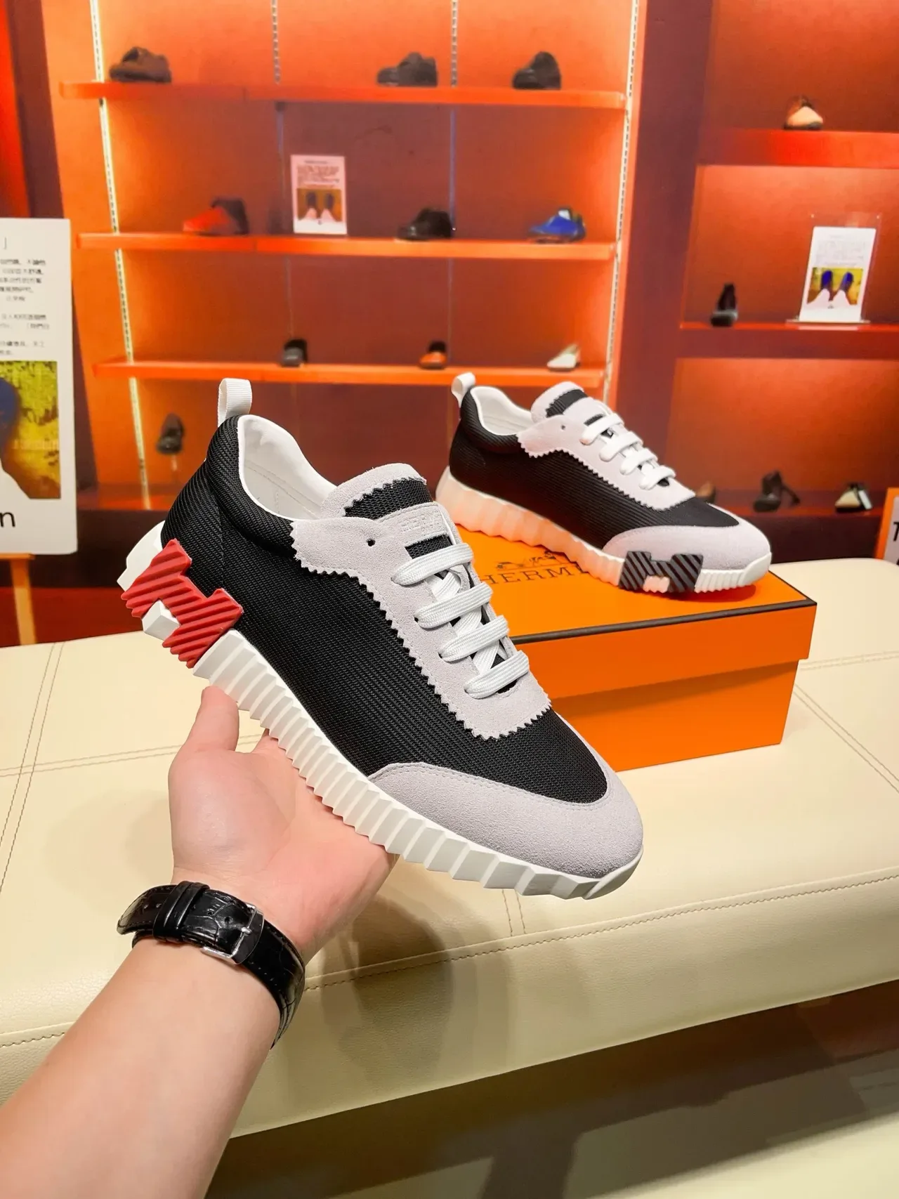 Hermès Oran Sneaker Noir, Gris, Blanc, Rouge Sneakers lifestyle 8