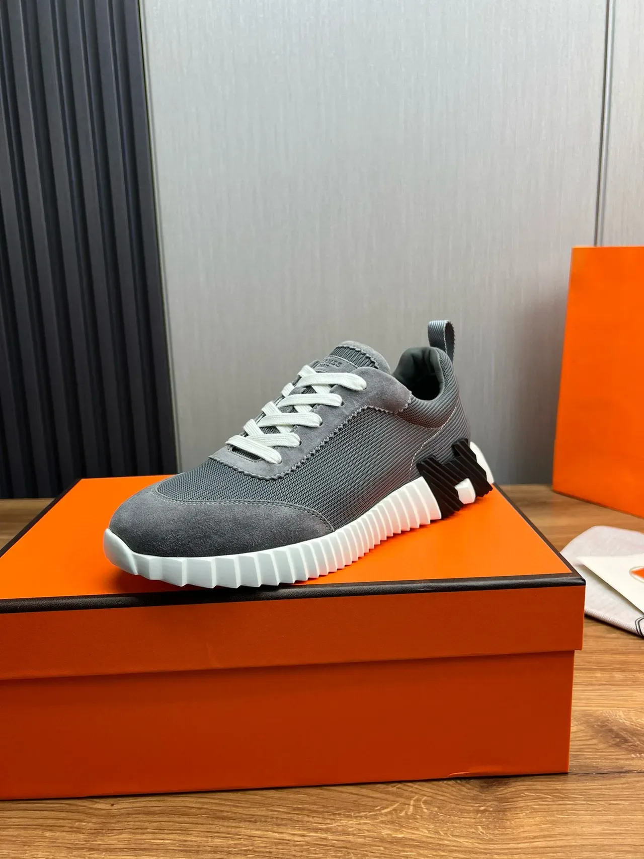 Hermès Oran Sneaker Gris Suede-Mesh Semelle Blanche à Nervures Sneakers Lifestyle 2
