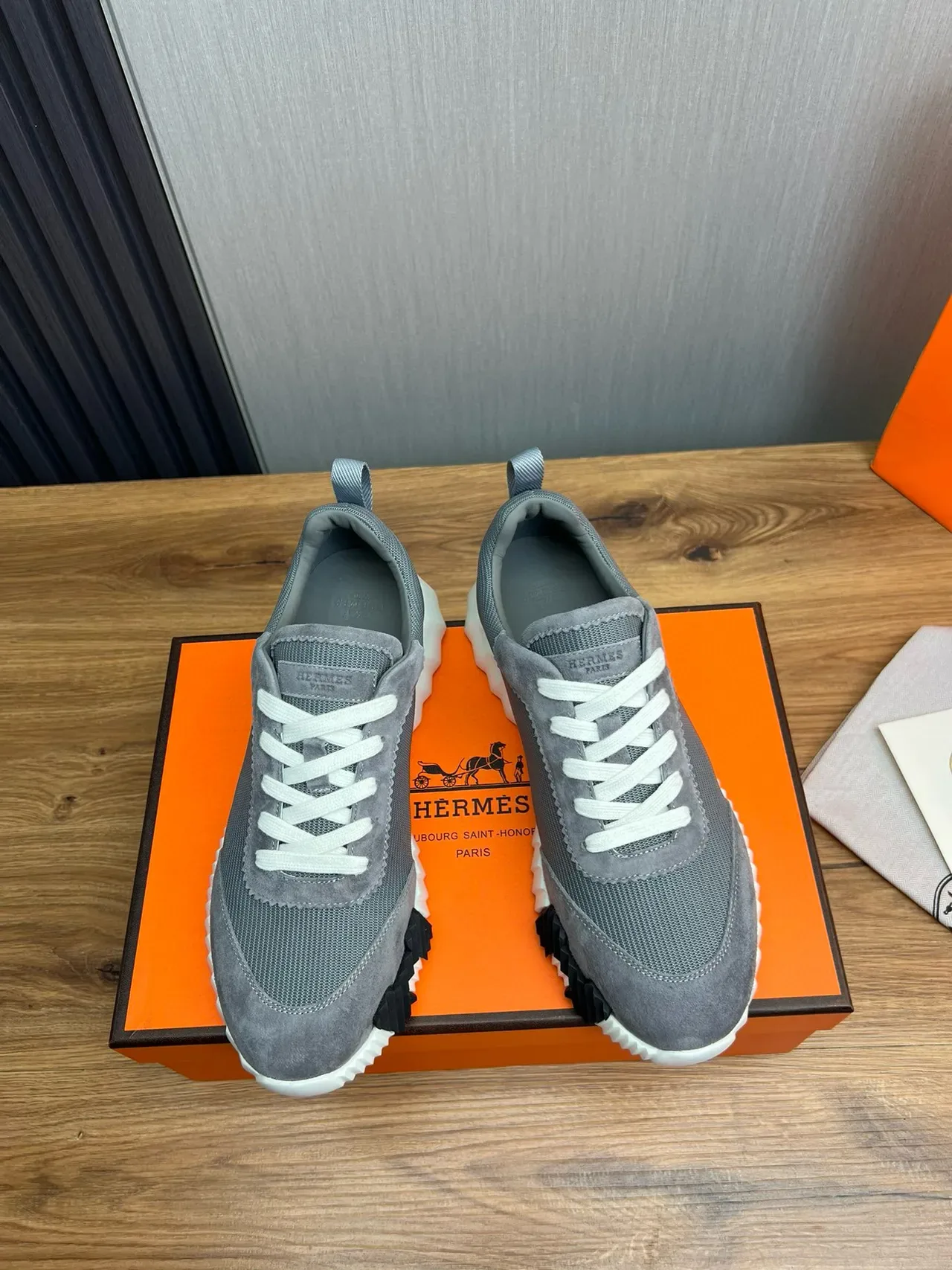 Hermès Oran Sneaker Gris Suede-Mesh Semelle Blanche à Nervures Sneakers Lifestyle 3