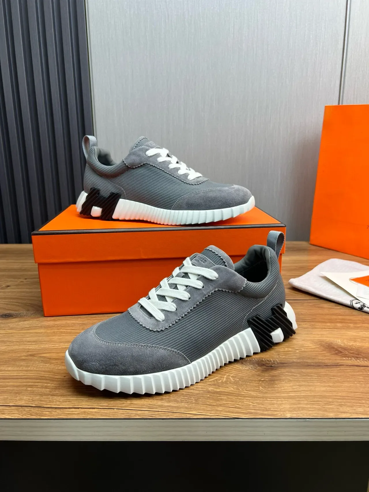 Hermès Oran Sneaker Gris Suede-Mesh Semelle Blanche à Nervures Sneakers Lifestyle 4