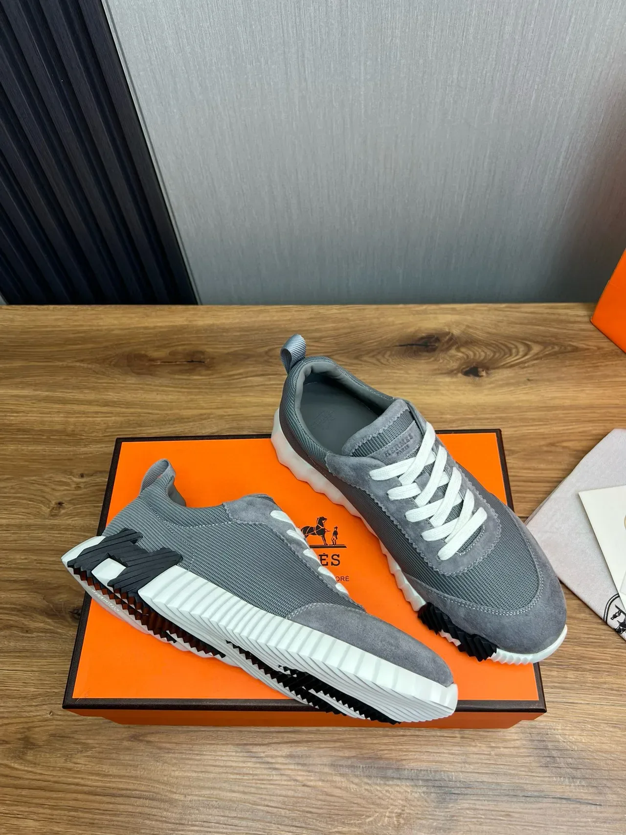 Hermès Oran Sneaker Gris Suede-Mesh Semelle Blanche à Nervures Sneakers Lifestyle 6