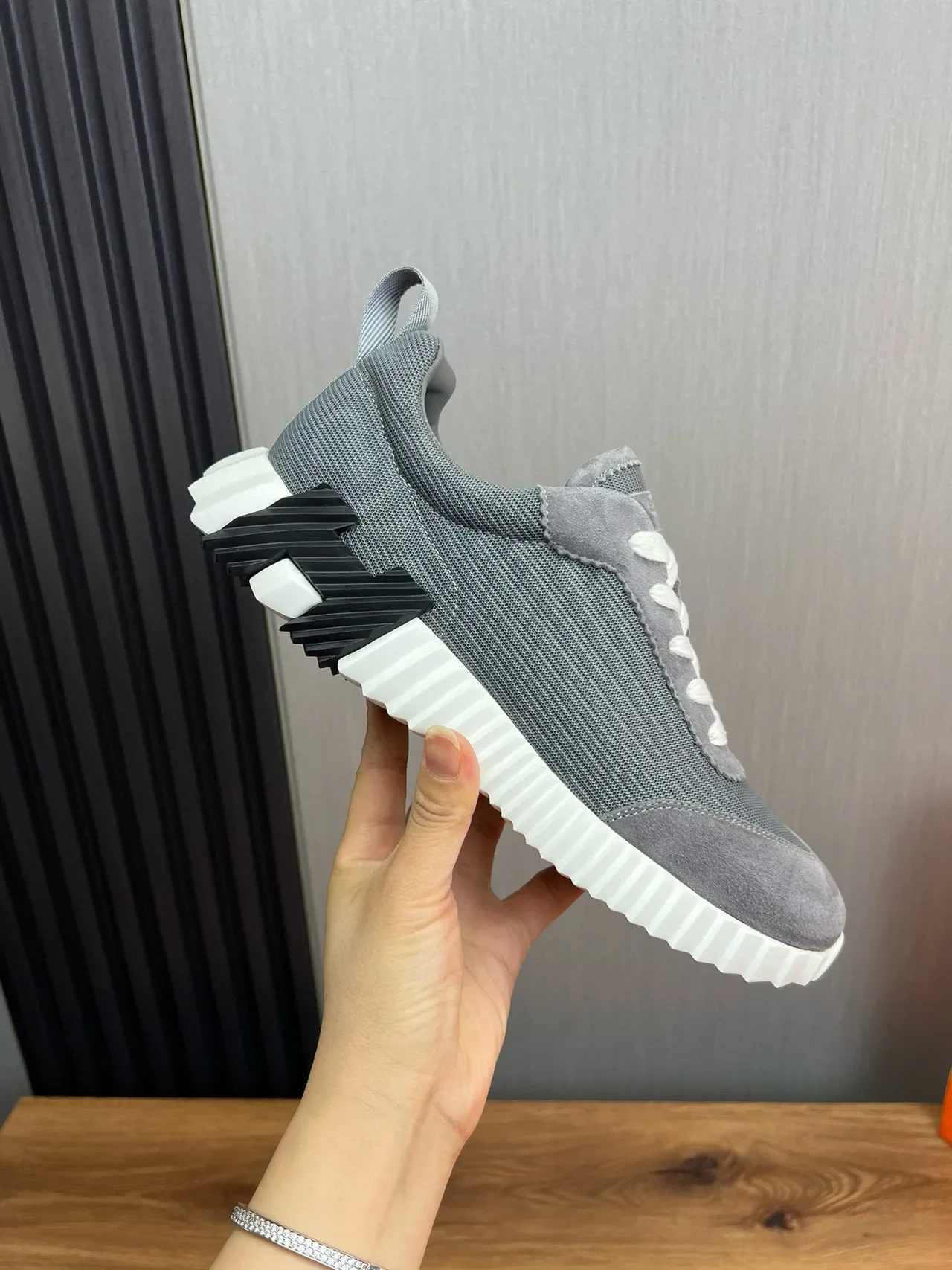 Hermès Oran Sneaker Gris Suede-Mesh Semelle Blanche à Nervures Sneakers Lifestyle 7
