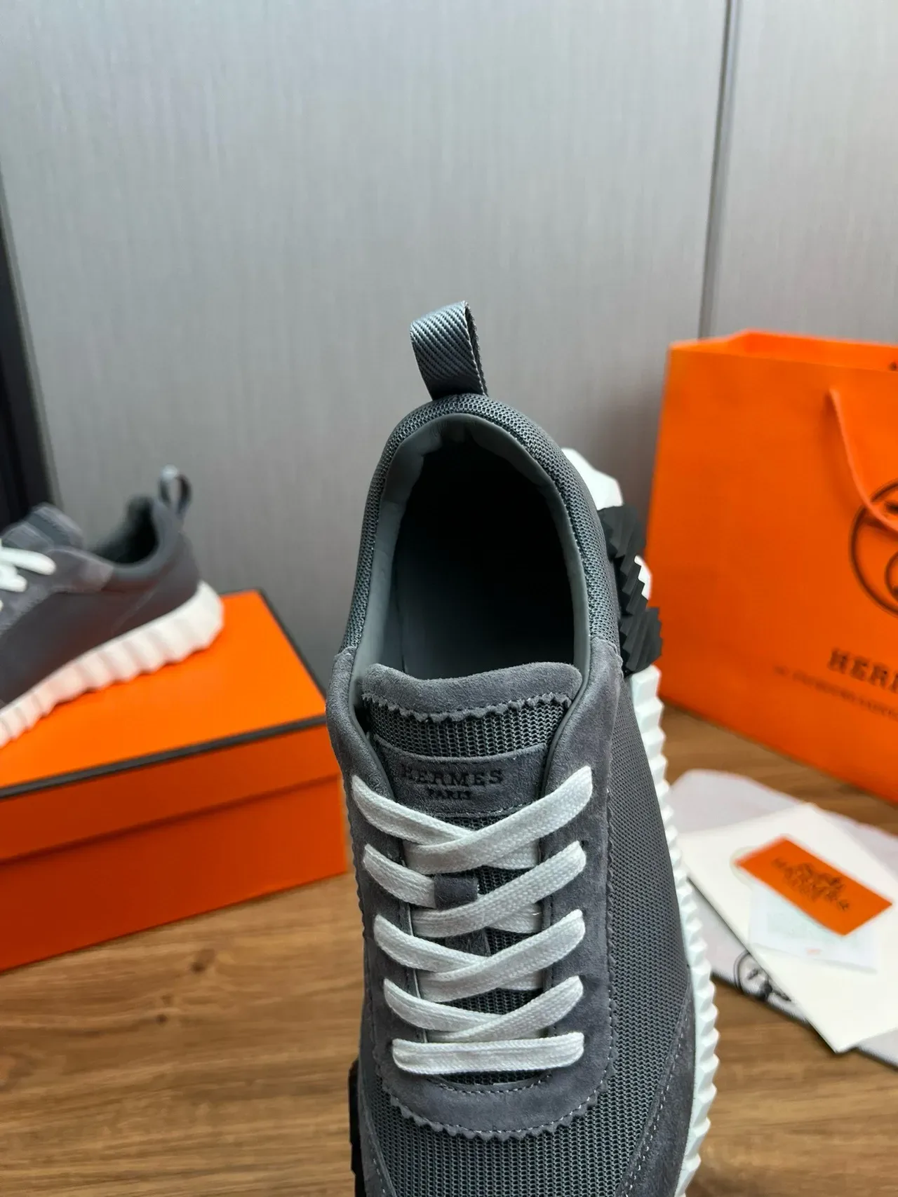 Hermès Oran Sneaker Gris Suede-Mesh Semelle Blanche à Nervures Sneakers Lifestyle 8