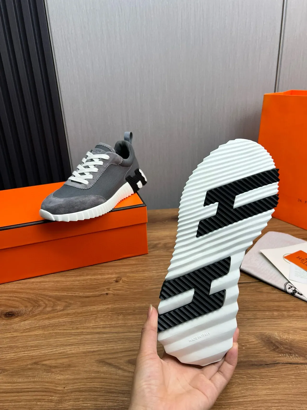 Hermès Oran Sneaker Gris Suede-Mesh Semelle Blanche à Nervures Sneakers Lifestyle 9