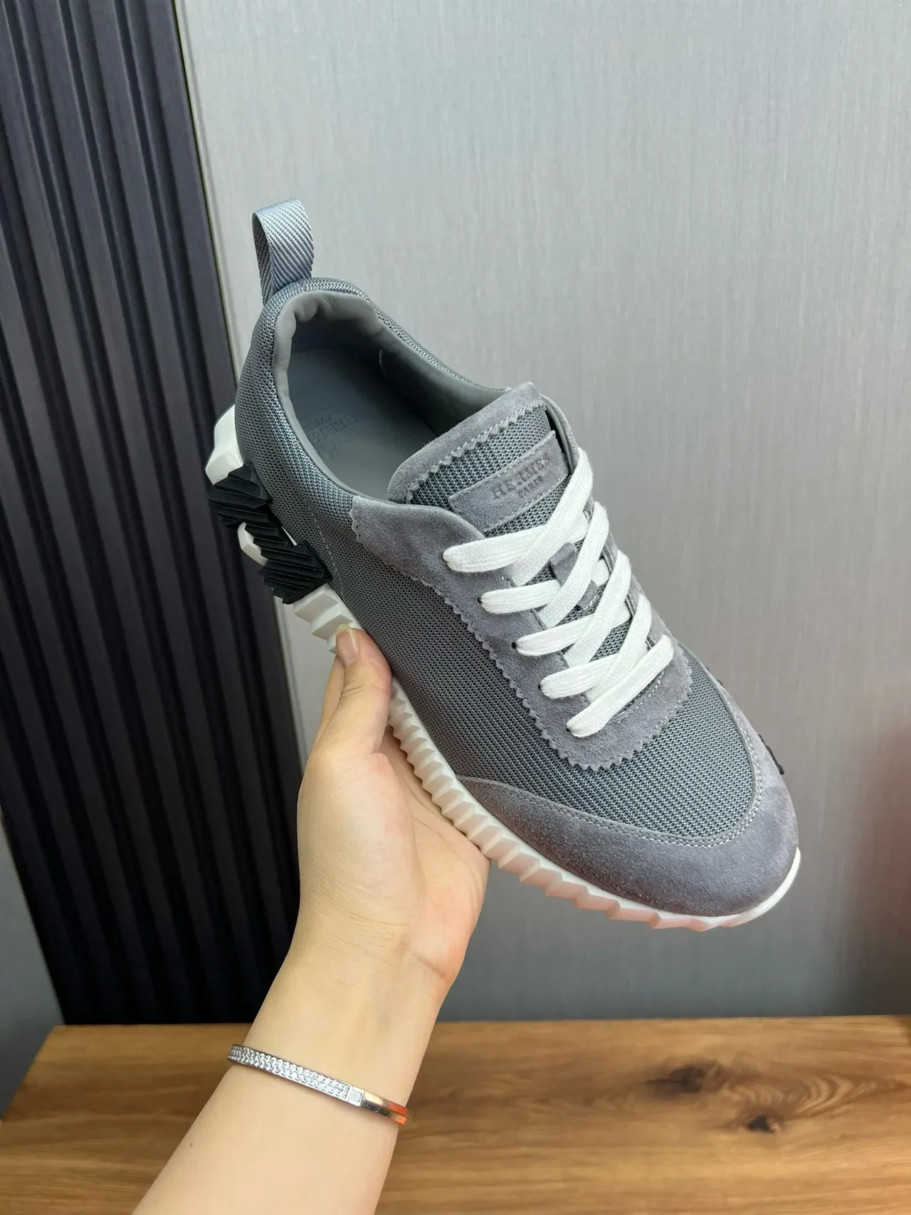 Hermès Oran Sneaker Gris Suede-Mesh Semelle Blanche à Nervures Sneakers Lifestyle 10