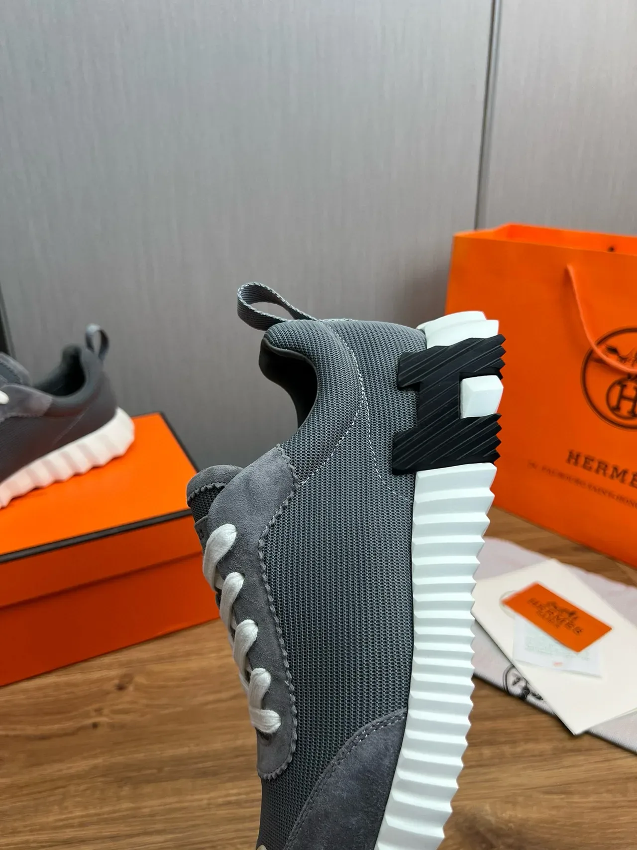 Hermès Oran Sneaker Gris Suede-Mesh Semelle Blanche à Nervures Sneakers Lifestyle 11