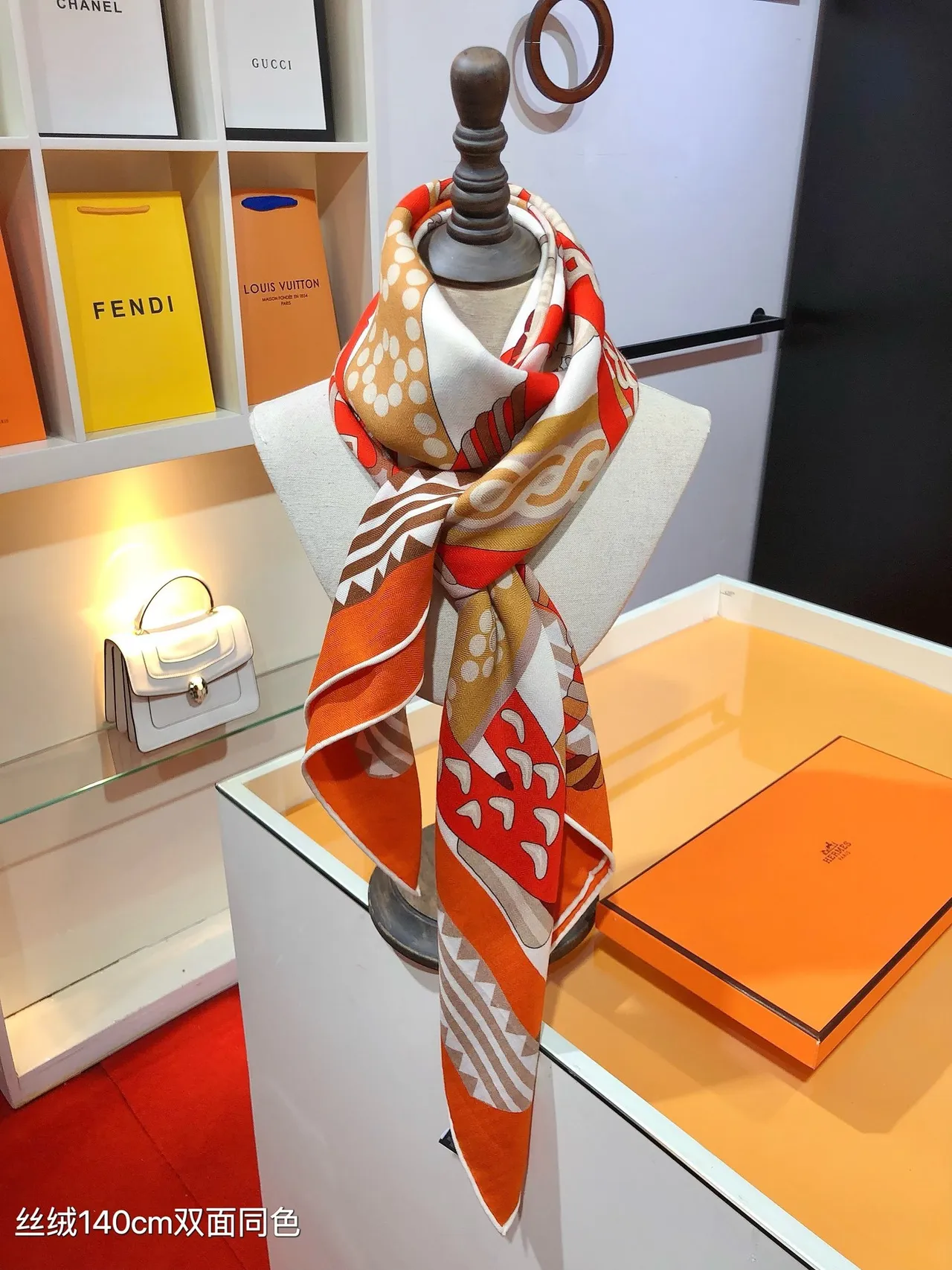 Hermès Foulard en Soie Orange Multicolore à Impression Géométrique Abstraite Double Face 1