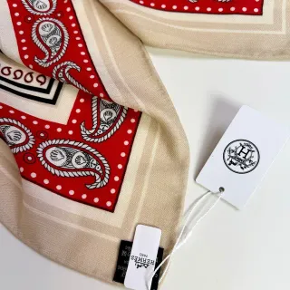 Hermès পেইস্লে প্রিন্ট লাল এবং বেইজ রেশমের স্কার্ফ