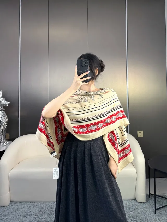 Hermès Foulard de Soie à Imprimerie Paisley en Rouge et Beige 2