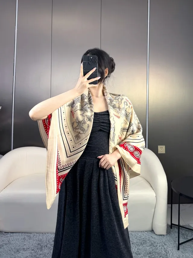 Hermès Foulard de Soie à Imprimerie Paisley en Rouge et Beige 4