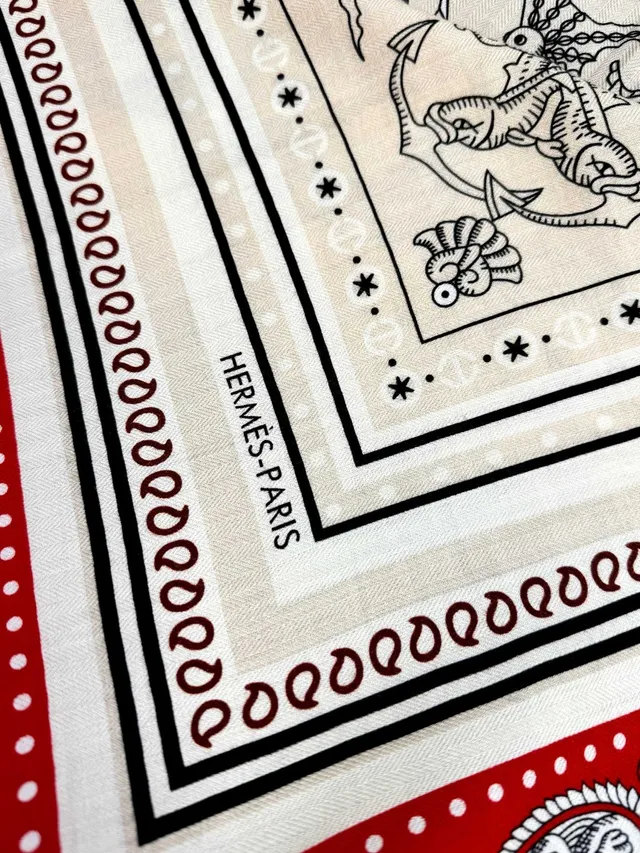 Hermès Foulard de Soie à Imprimerie Paisley en Rouge et Beige 9