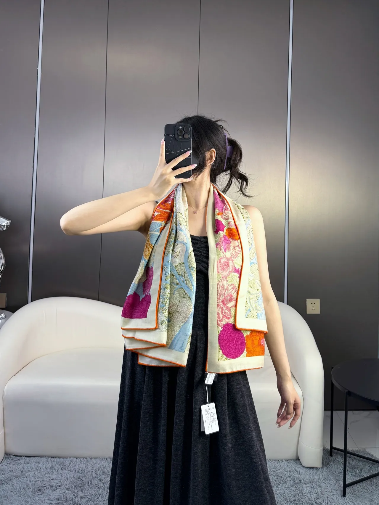 Hermès Écharpe en soie crème à motif floral et oiseau imprimé 4