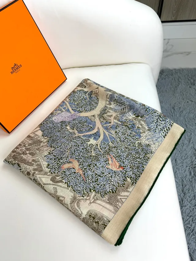 Hermès Écharpe en soie crème à motif floral et oiseau imprimé 7