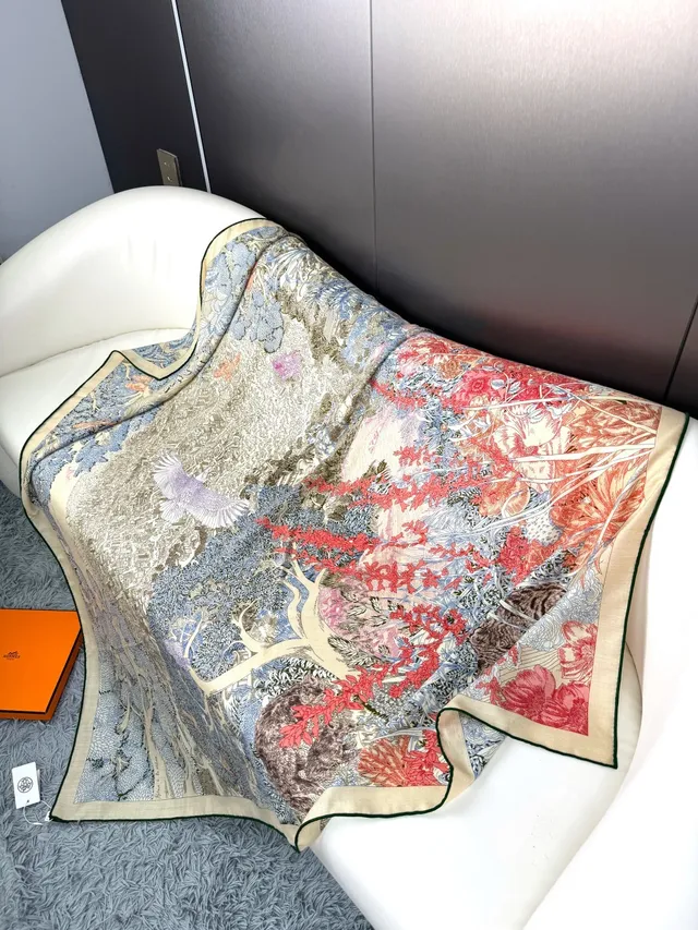 Hermès Écharpe en soie crème à motif floral et oiseau imprimé 8