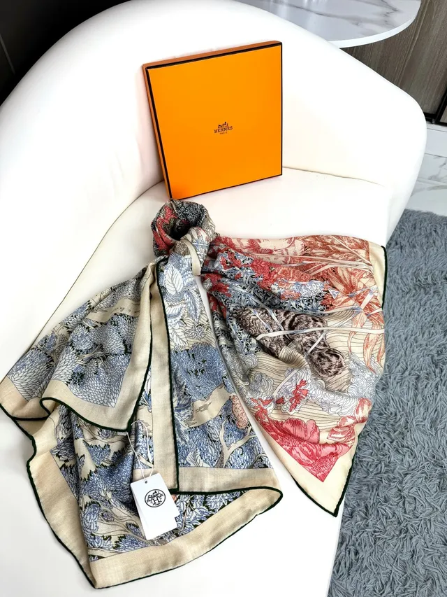 Hermès Écharpe en soie crème à motif floral et oiseau imprimé 9