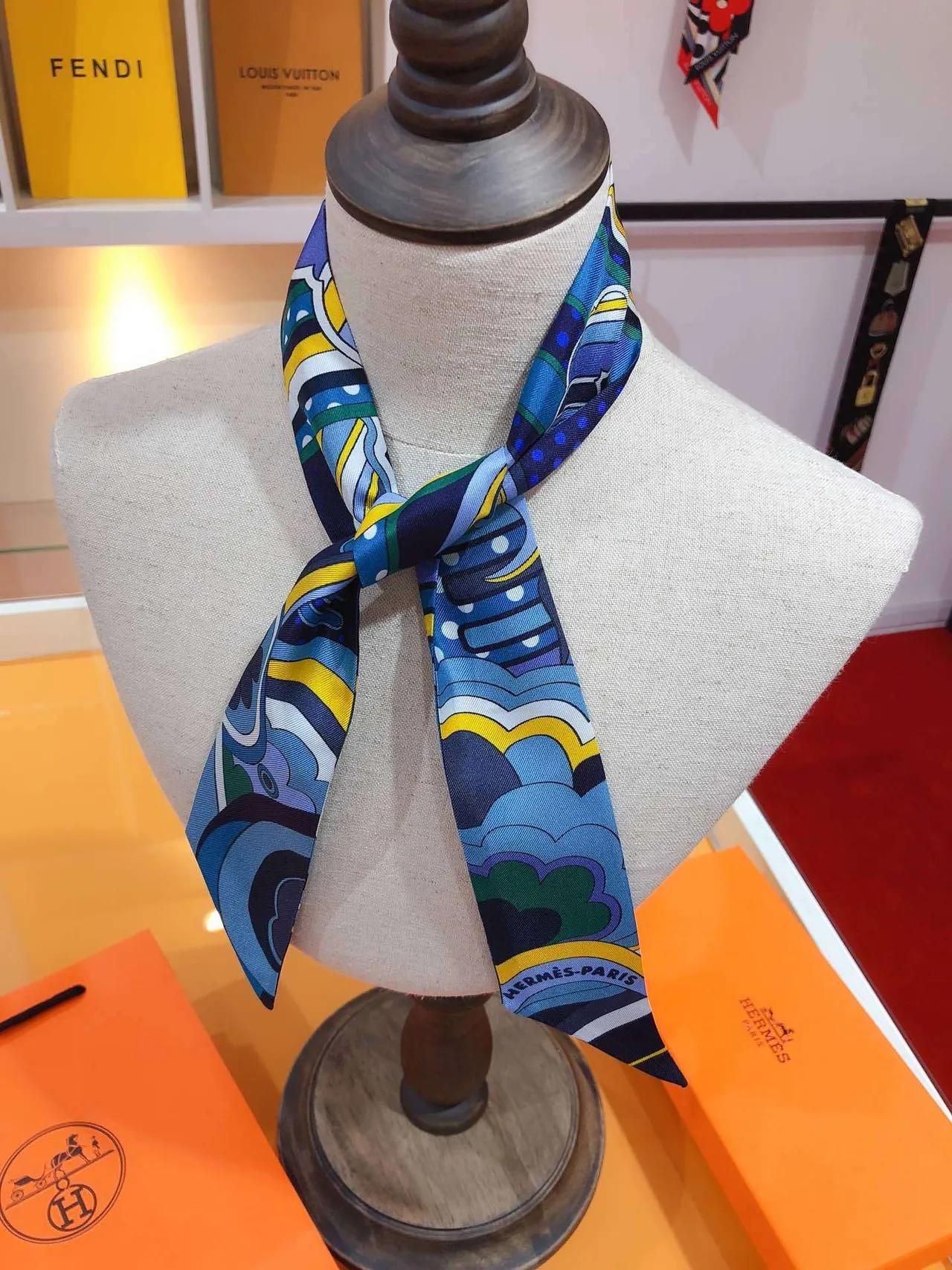 Hermès Twilly 'Rainbow of Fubao Avenue' écharpe de soie multicolore 2