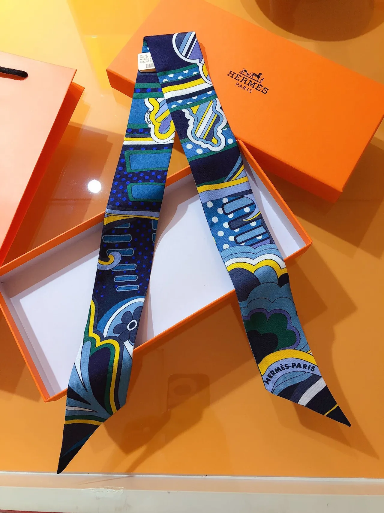 Hermès Twilly 'Rainbow of Fubao Avenue' écharpe de soie multicolore 5