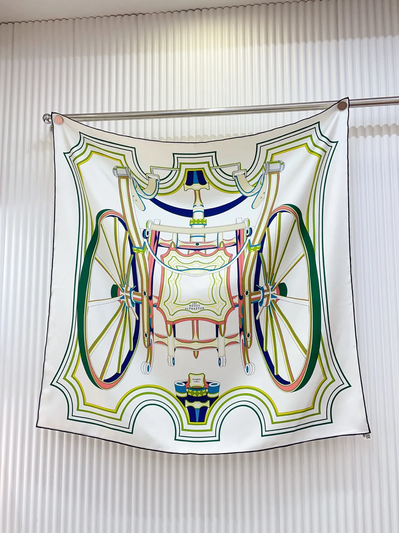 Hermès Wheel Blanc Multicolore Borde de Twill Enroulé à la Main Illustration Géométrique de Carrosse Écharpe en Soie 4