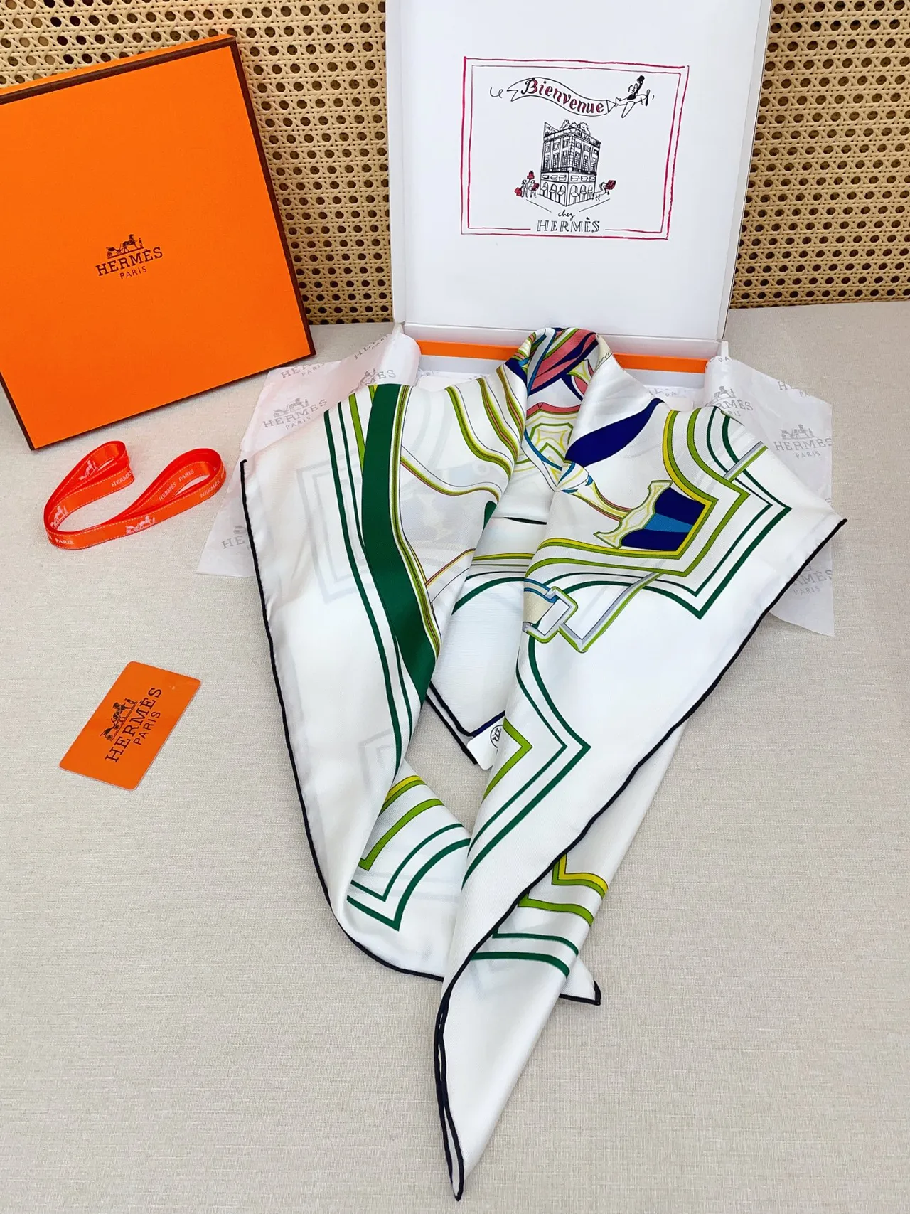Hermès Wheel Blanc Multicolore Borde de Twill Enroulé à la Main Illustration Géométrique de Carrosse Écharpe en Soie 5