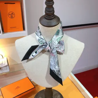 Hermès 白黑印花线条艺术图案卷边丝巾