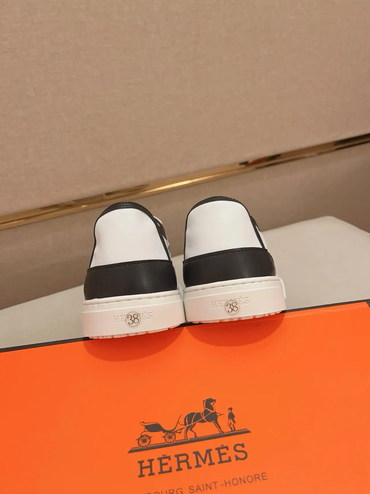 Hermès Tênis Lifestyle Branco e Cinza com Painéis de Couro Low-Top 3
