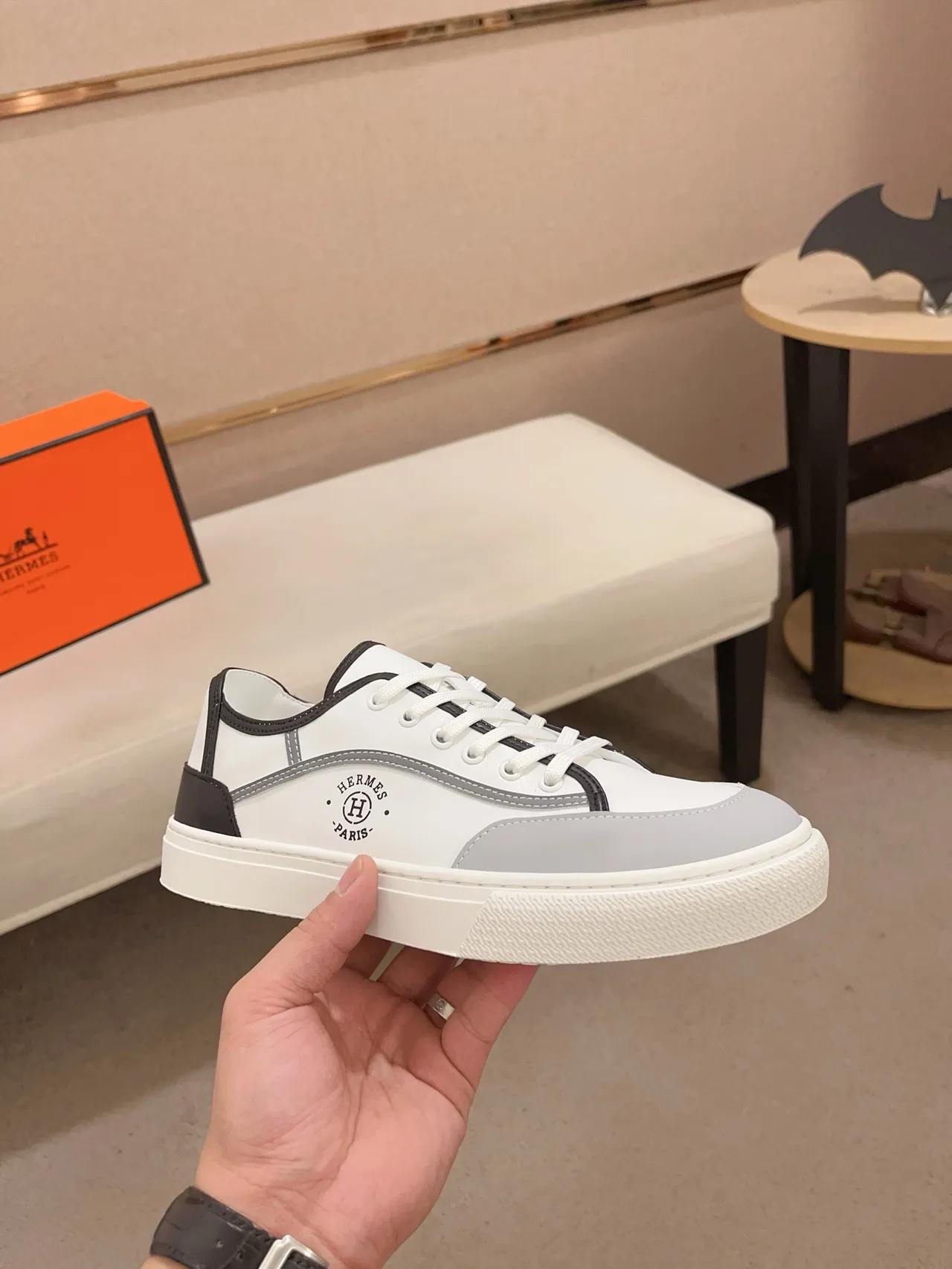 Hermès Tênis Lifestyle Branco e Cinza com Painéis de Couro Low-Top 4