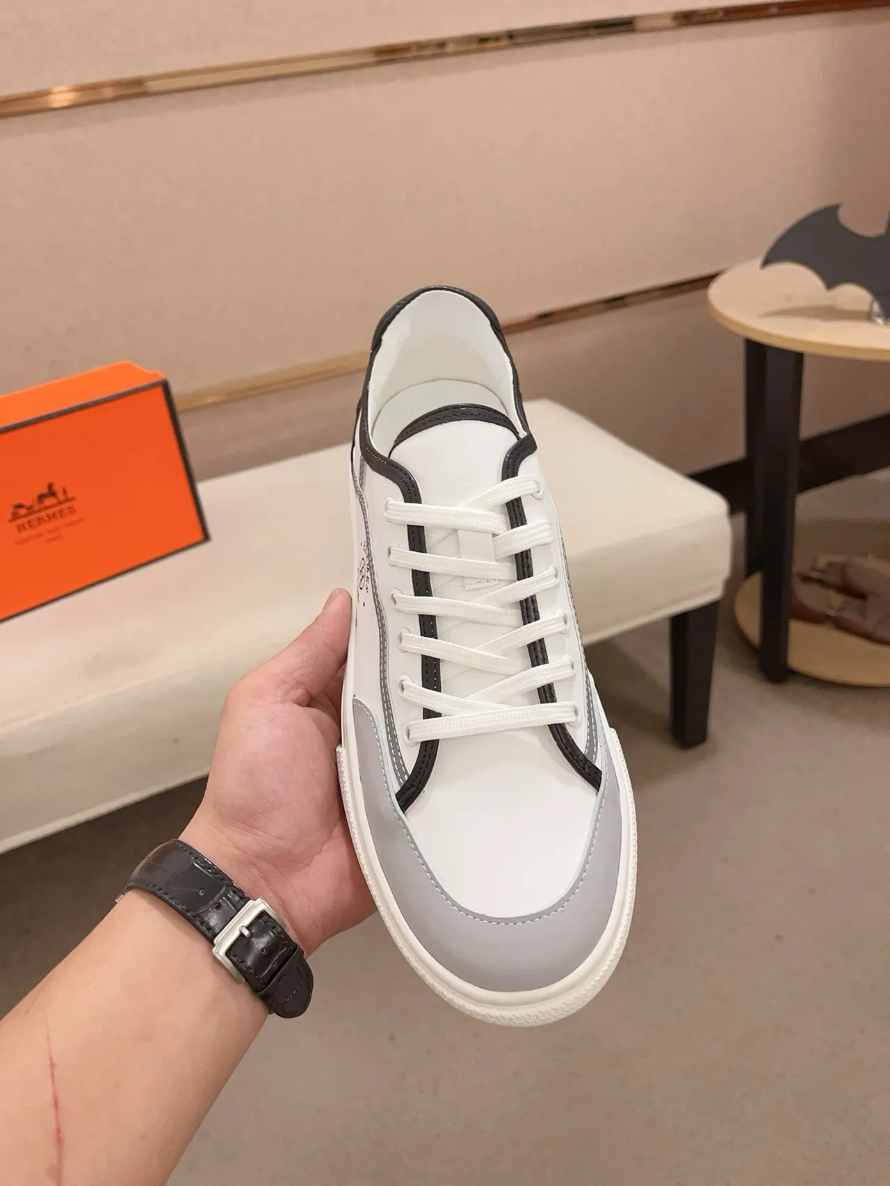 Hermès Tênis Lifestyle Branco e Cinza com Painéis de Couro Low-Top 5