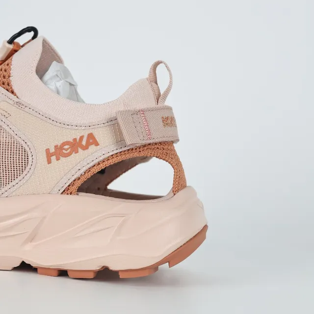 Hoka بيج براون الجزء العلوي الشبكي المفتوح حزام بنمط صندل أحذية الجري 4