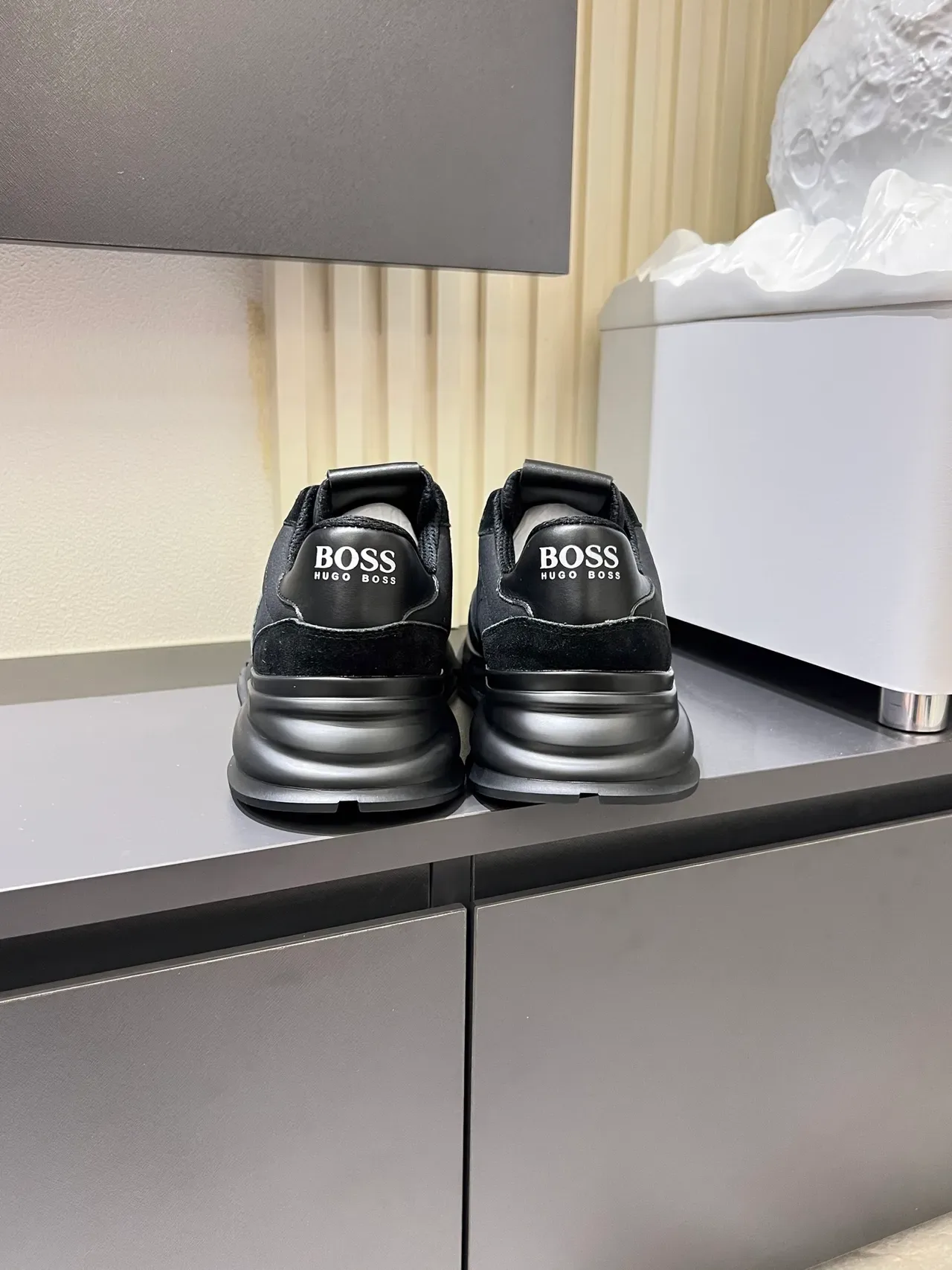 Hugo Boss Sneakers Lifestyle Semelle Monochrome Sculptée Matériau Mixte Supérieure Noire 2