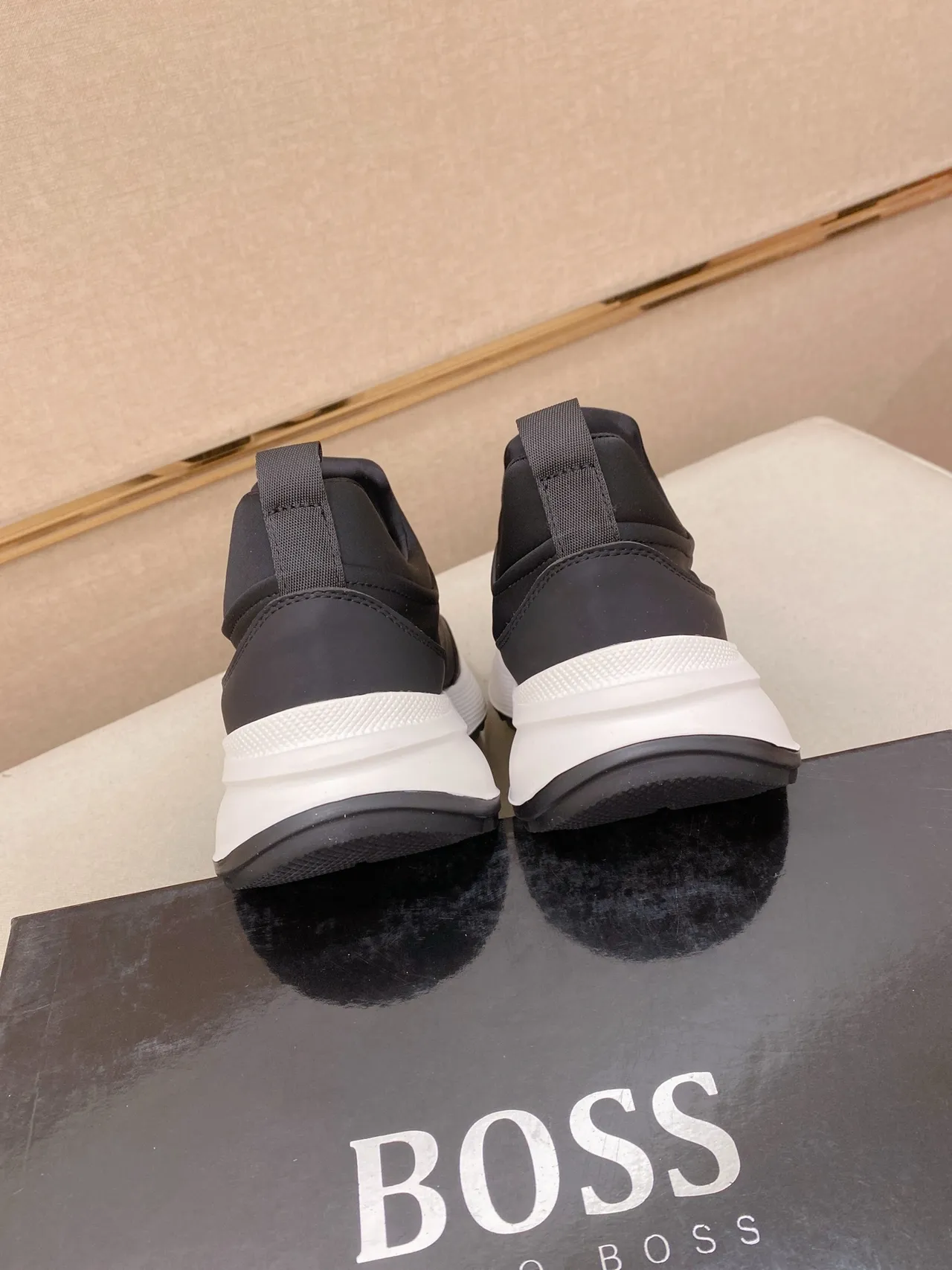 Hugo Boss Tênis Lifestyle Preto e Branco Slip-On Colar Moldado 3