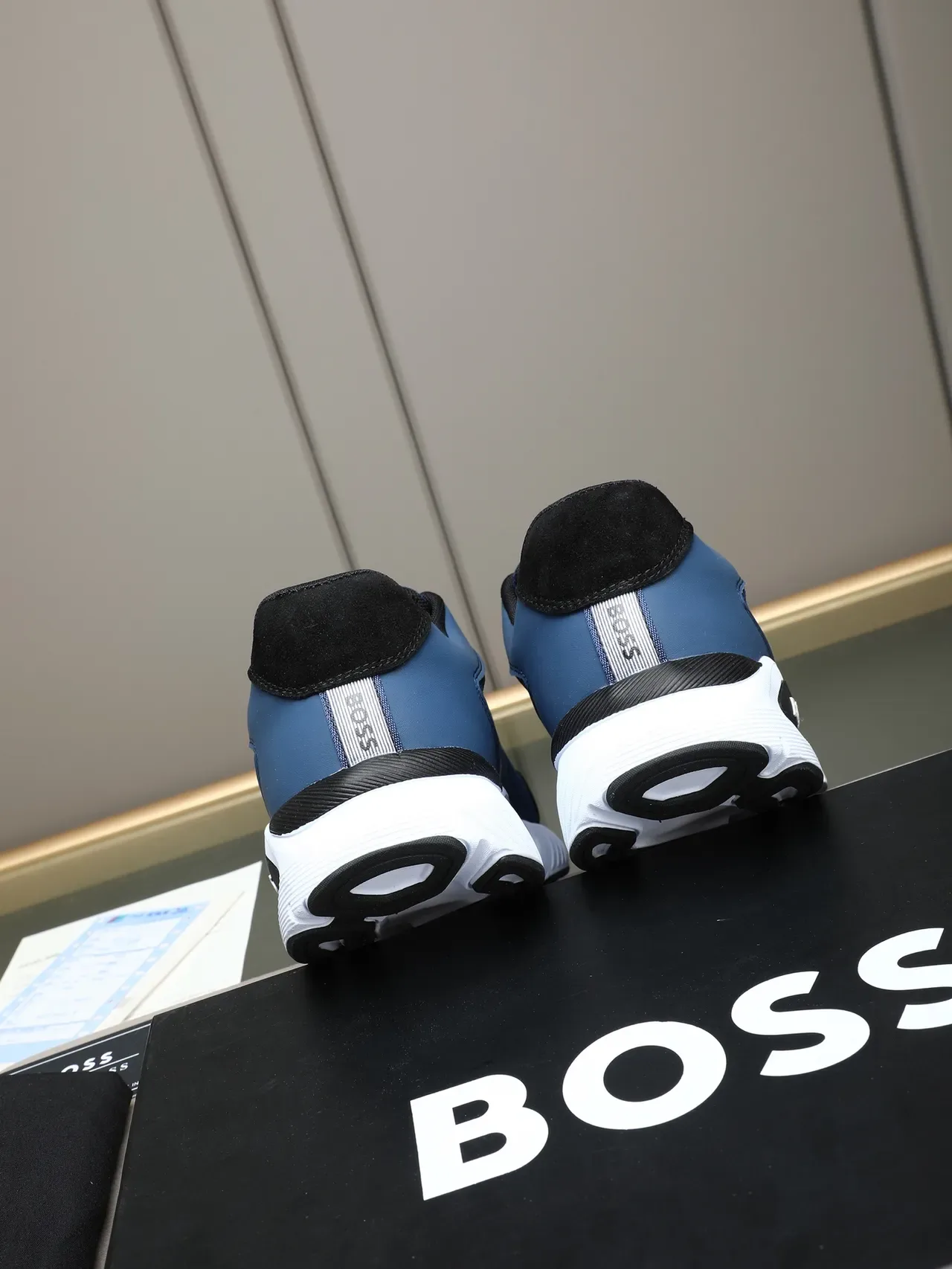 Hugo Boss أحذية رياضية شبكية أزرق وأسود نمط حياة 4