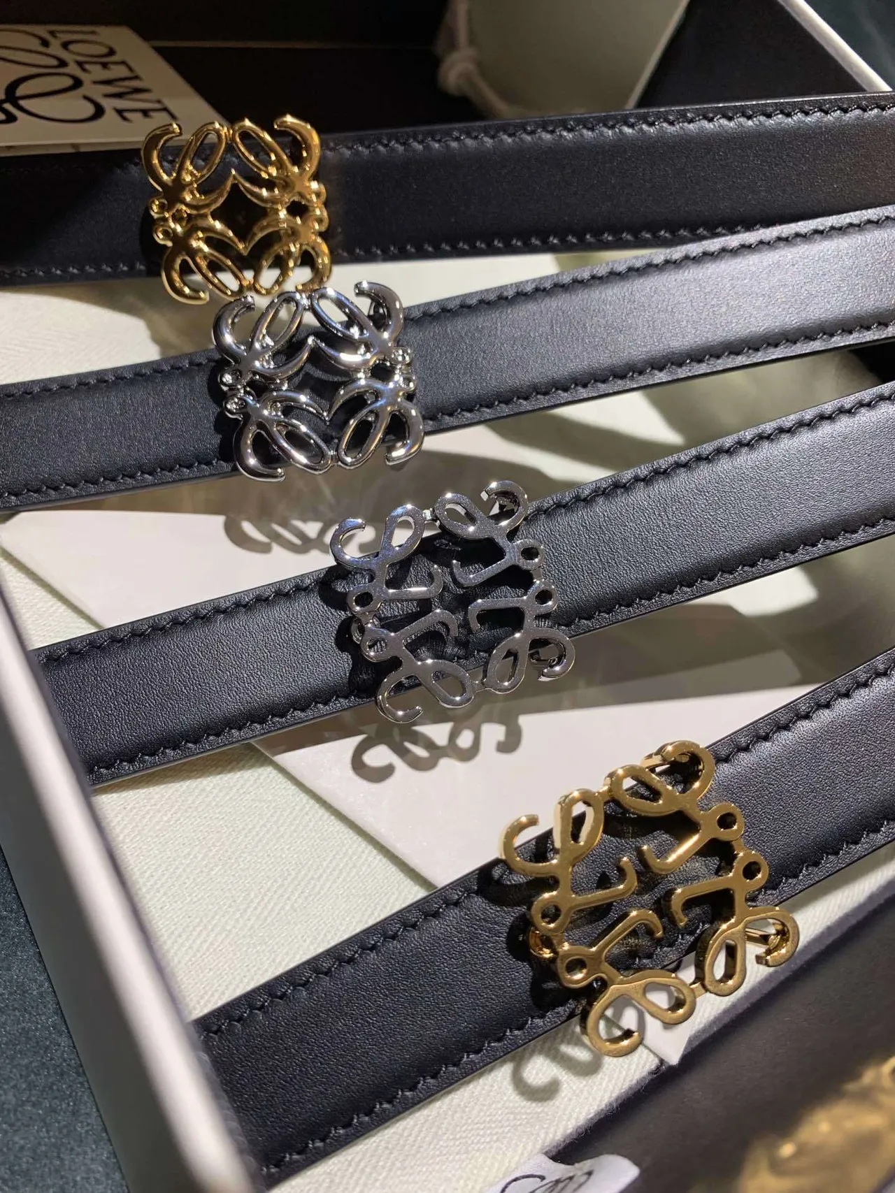 Loewe Anagram Belt Ceinture noire dorée lanière étroite boucle cuir 8