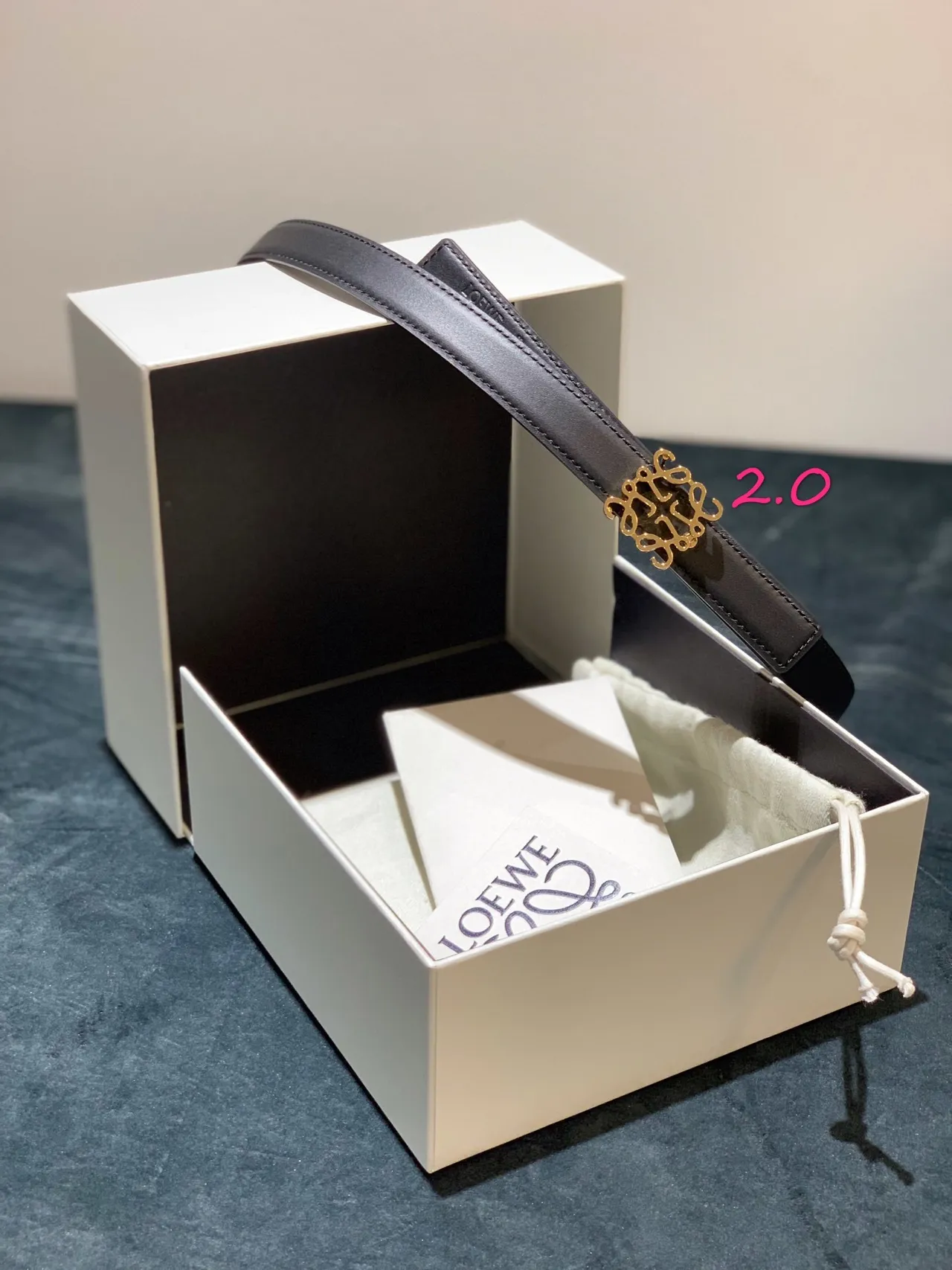 Loewe Anagram Belt Ceinture noire dorée lanière étroite boucle cuir 9