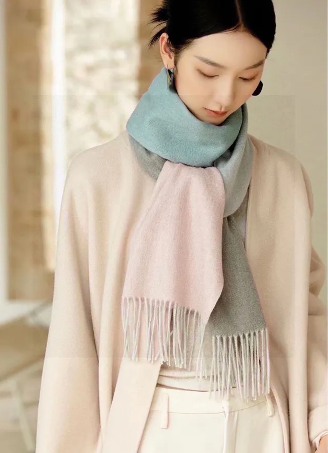 Loewe Anagram Pink Gray Bords frangés Patch de cuir cousu Écharpe en cachemire 2