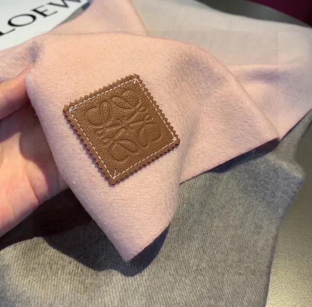 Loewe Anagram Pink Gray Bords frangés Patch de cuir cousu Écharpe en cachemire 7