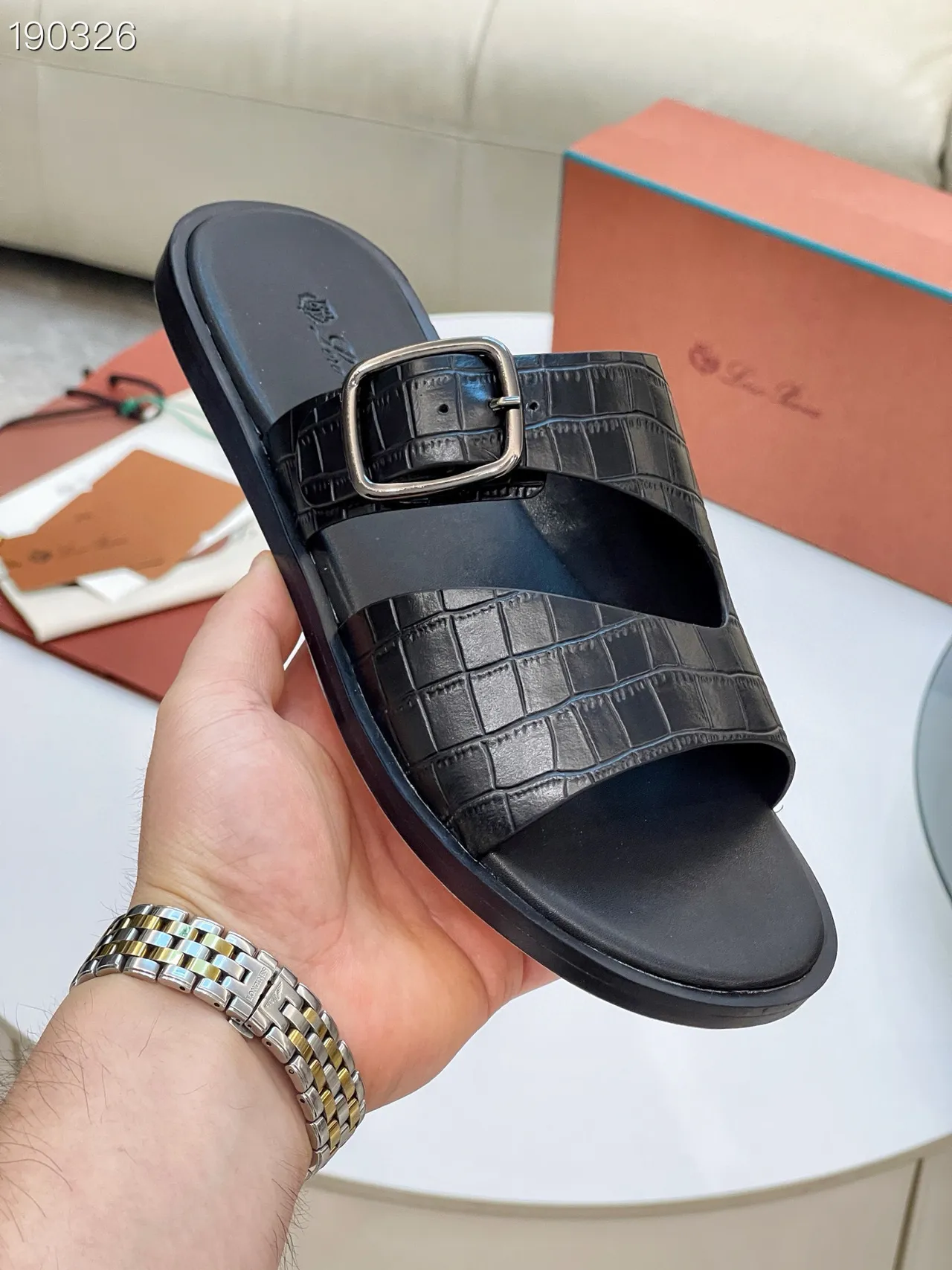 Loro Piana Sandales Casual en Cuir Embossé Crocodile à Double Sangle Noires 5