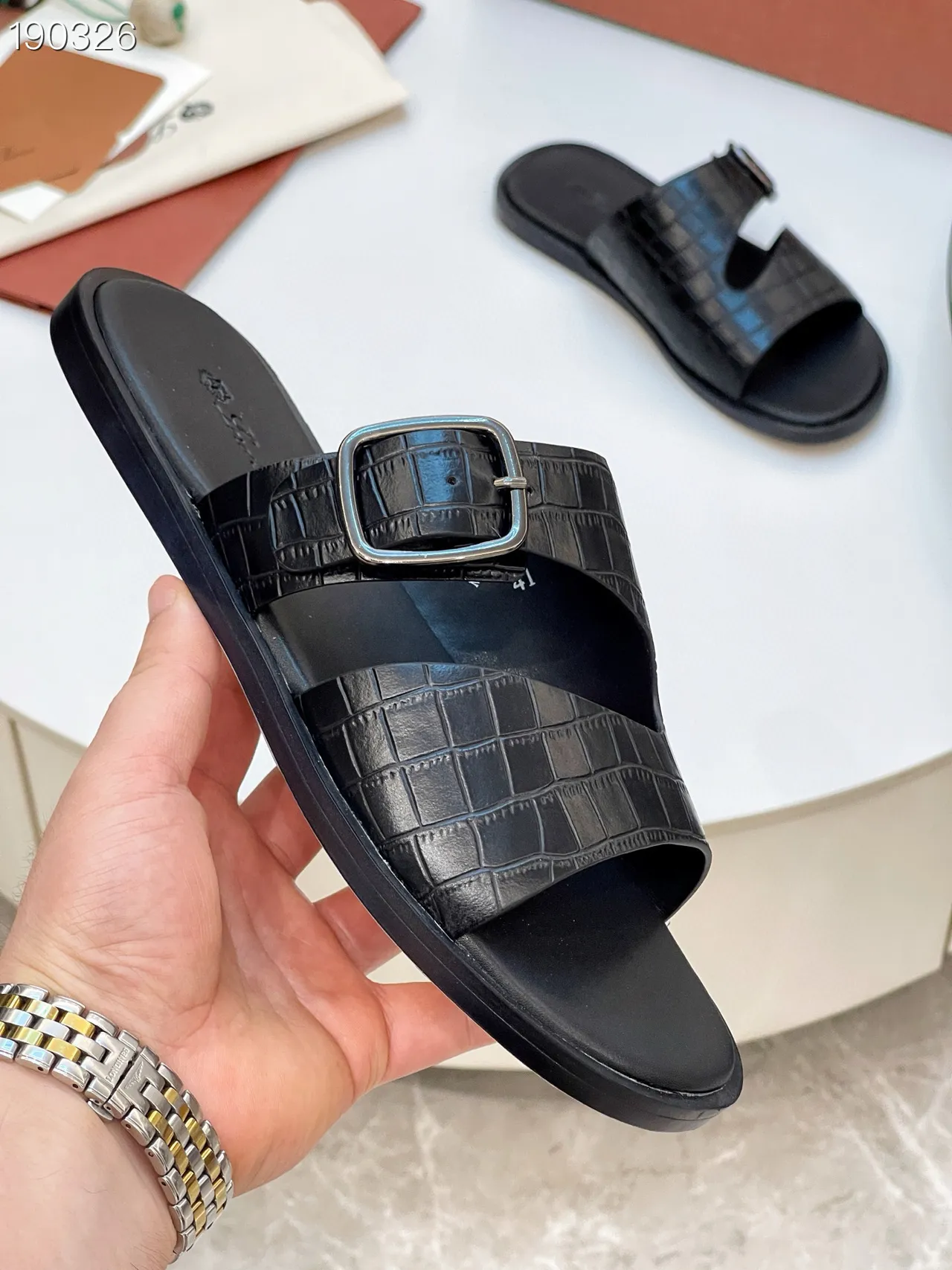 Loro Piana Sandales Casual en Cuir Embossé Crocodile à Double Sangle Noires 8