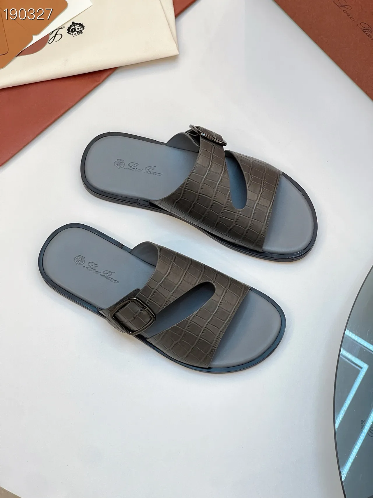 Loro Piana Sandálias casuais com embossagem de crocodilo alça dupla fivela 6
