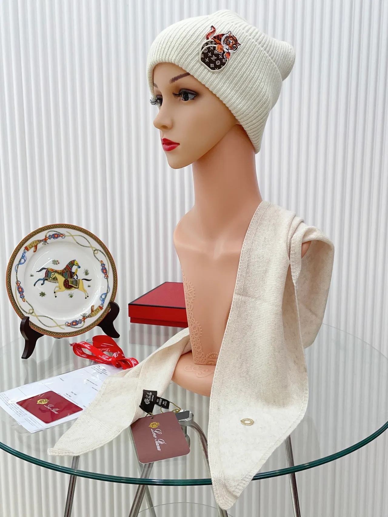 Loro Piana Patch de Tigre Brodé Beanie Off-White 8