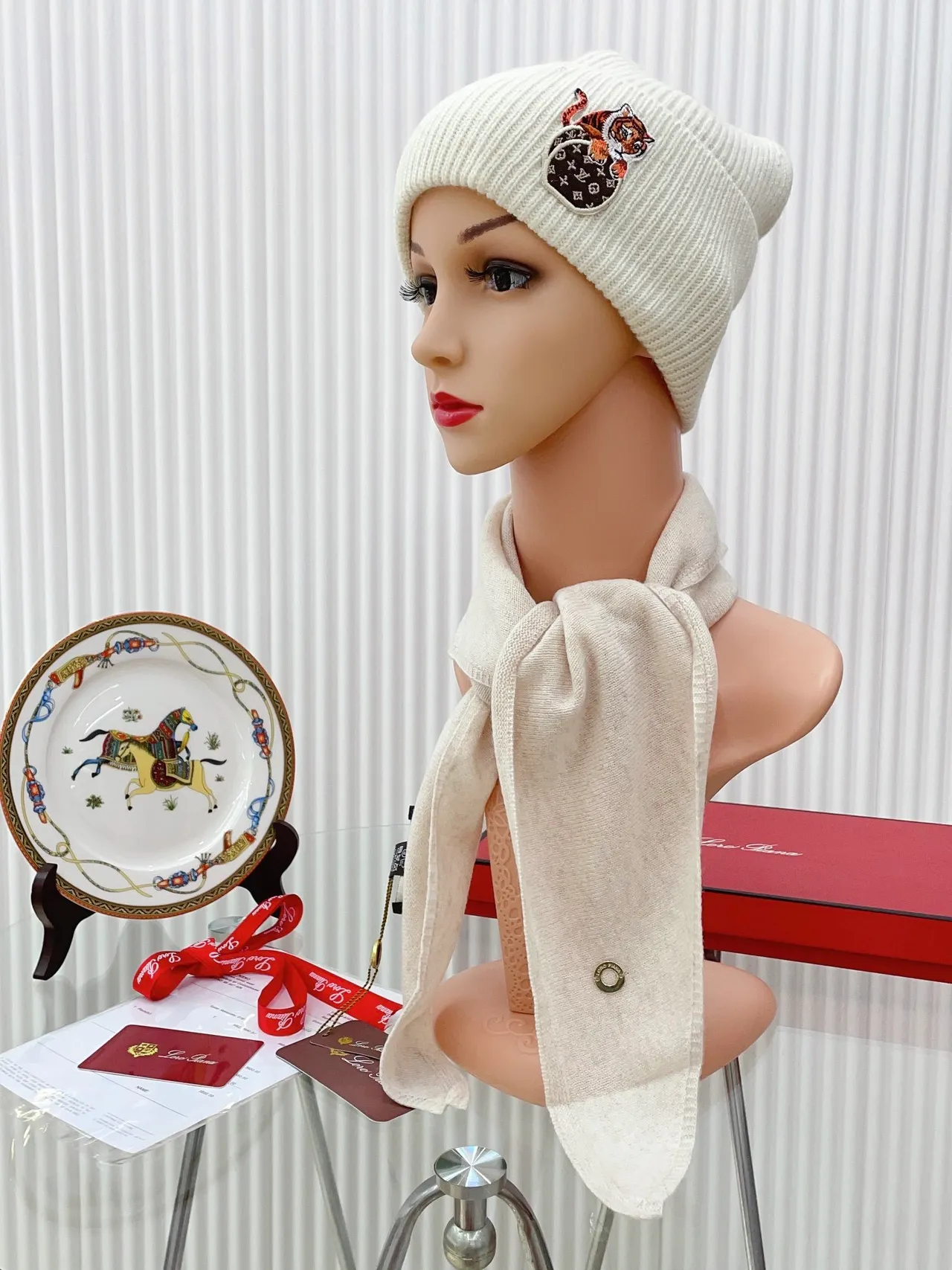 Loro Piana Patch de Tigre Brodé Beanie Off-White 9